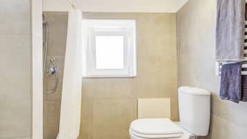 Apartamento, 2 quartos | Banheiro | Chuveiro, secador de cabelo, toalhas de banho, shampoo