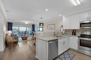 Jääkaappi, mikroaaltouuni, uuni, liesi