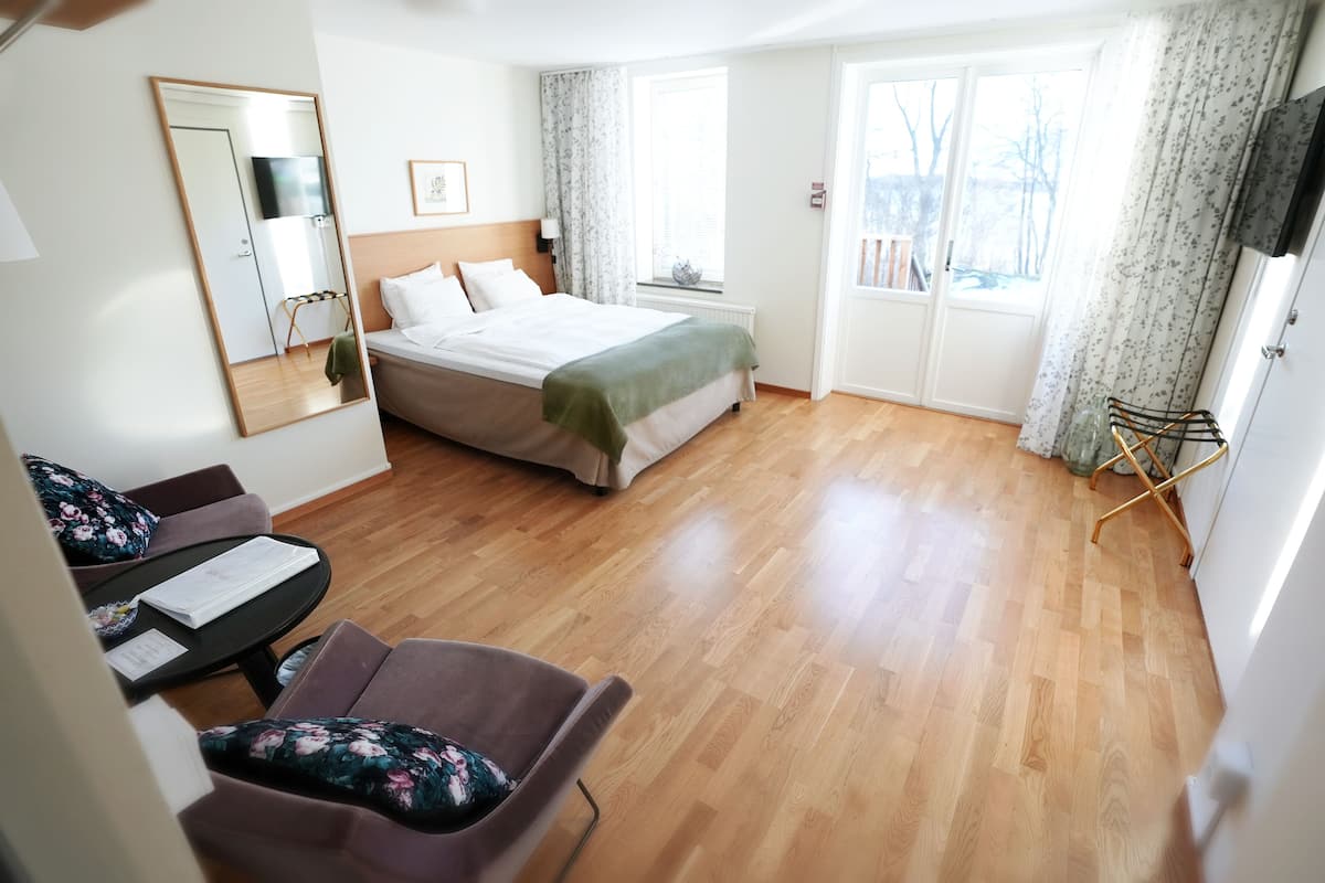 Deluxe Suite | 1 bedroom, iron/ironing board, free WiFi, bed sheets