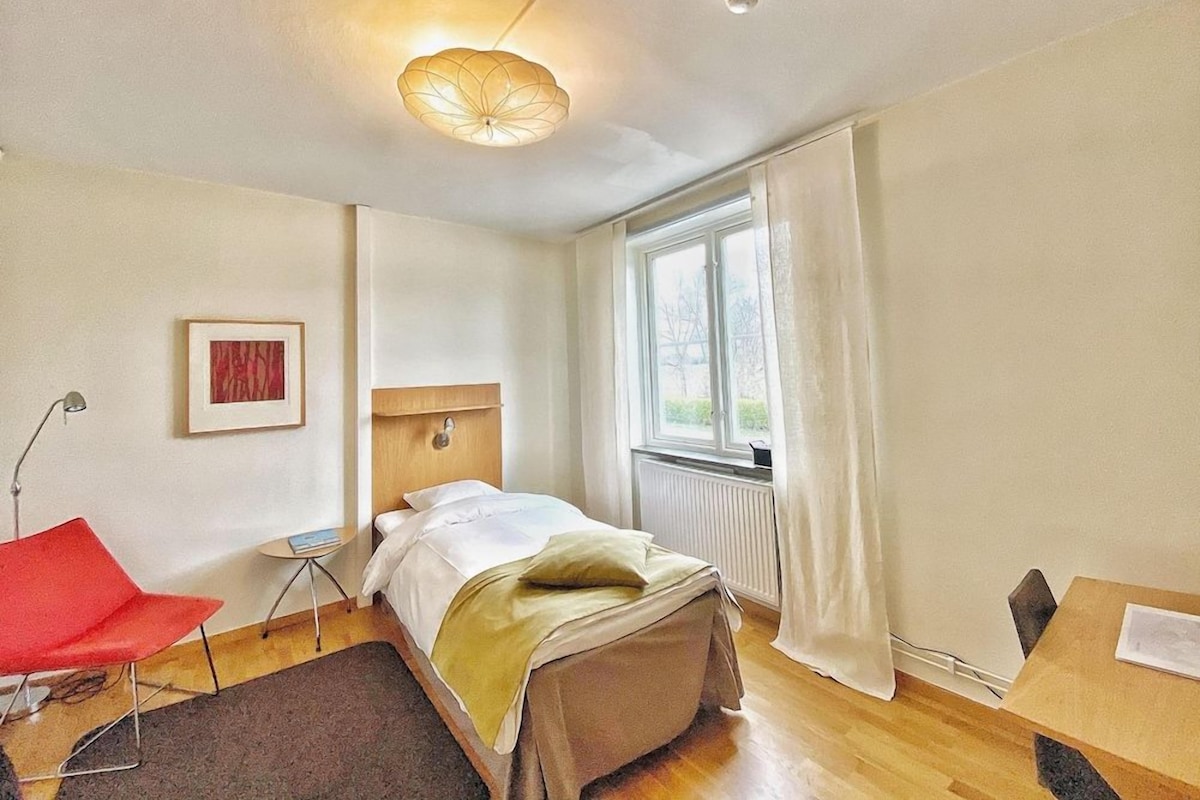 Iron/ironing board (on request), cribs (surcharge), WiFi (free)