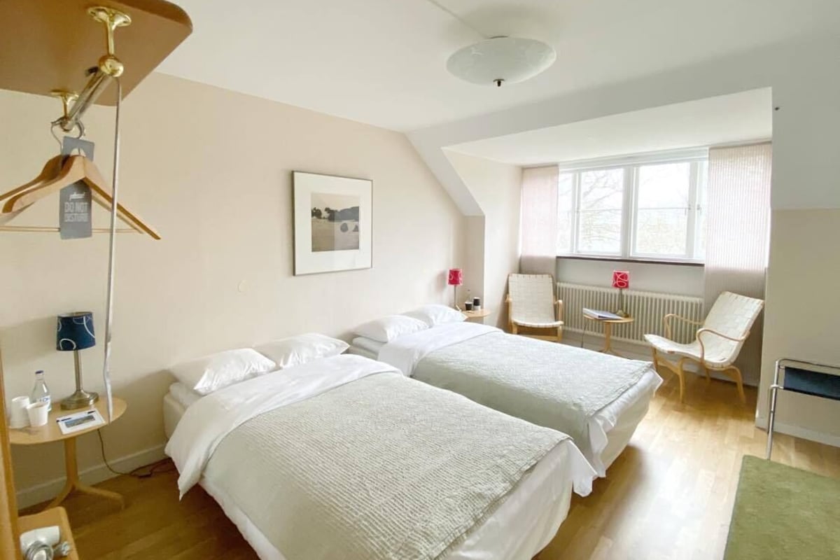 Tabla de planchar con plancha, cunas, wifi gratis y ropa de cama