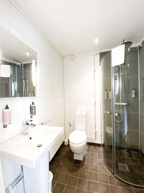 Shower, hair dryer, bathrobes, slippers - Wiks Slott (Uppsala)