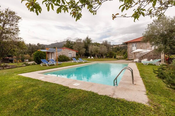 Pool - Eido Carvalhoso - Country house with pool, view over the River Lima  (Viana do Castelo)