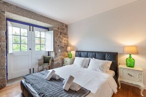 3 habitaciones, tabla de planchar con plancha, wifi y ropa de cama 