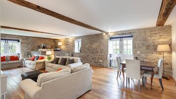 Een televisie en een open haard