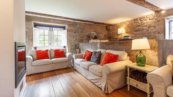 Een televisie en een open haard