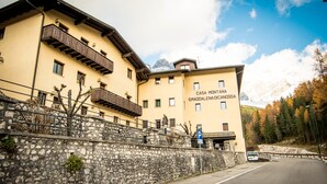 Un bâtiment avec un mur en pierre et une enseigne sur laquelle on peut lire : « CASA MONTANA SMADALENONASSA ».
