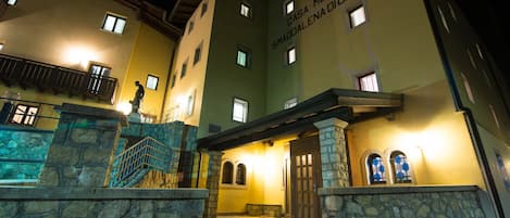 Voorkant accommodatie - avond/nacht