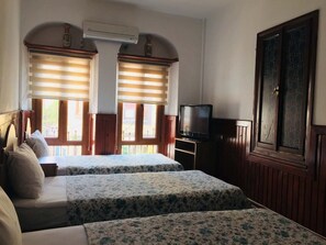 Triple Room (Begonvil) | Individually furnished, desk, blackout drapes, free cribs/infant beds - Saatli Konak Pansiyon (Ayvalik)