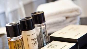 Muebles diferentes, escritorio, cortinas blackout y cunas gratuitas