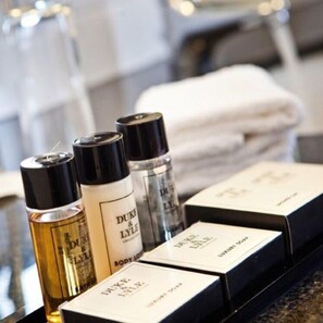 Muebles diferentes, escritorio, cortinas blackout y cunas gratuitas 