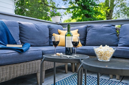 Walk to ND and Eddy Street, *ProCleaned *Comfy *Updated