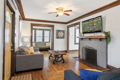 Walk to ND and Eddy Street, *ProCleaned *Comfy *Updated