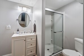 Combined shower/tub, hair dryer, towels, soap - Walk to ND and Eddy Street, *ProCleaned *Comfy *Updated (South Bend)