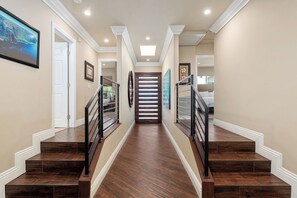 Interior - PACIFIC BEACH Private Oasis With HEATED Pool & Jacuzzi! Newly Remodeled Superb (San Diego)