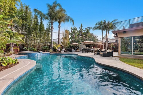 PACIFIC BEACH Private Oasis With HEATED Pool & Jacuzzi! Newly Remodeled Superb