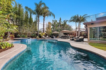 PACIFIC BEACH Private Oasis With HEATED Pool & Jacuzzi! Newly Remodeled Superb