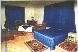 Suite | Free WiFi, bed sheets