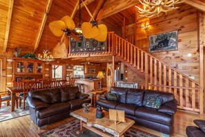 TV, fireplace, DVD player - Pristine Mountain Cabin near Valle Crucis (Vilas)