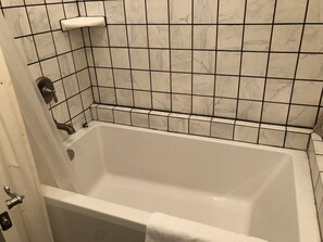 Tina con regadera, tina de hidromasaje, amenidades de baño gratuitas 