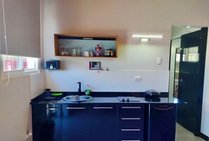 Kühlschrank, Wasserkocher mit Kaffee-/Teezubehör, Wasserkocher, Toaster