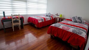 A bedroom with two beds, a desk, and a chair. - Quiet, spacious and quiet apartment in Quito  (Quito)