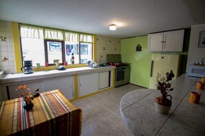冰箱、微波炉、茶具/咖啡用具、厨具/餐具