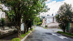 A residential street lined with trees and houses. - Quiet, spacious and quiet apartment in Quito  (Quito)