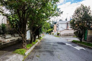 المنطقة المحيطة بالمنشأة