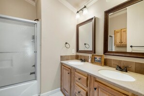 Combined shower/bathtub, hair dryer, towels, soap