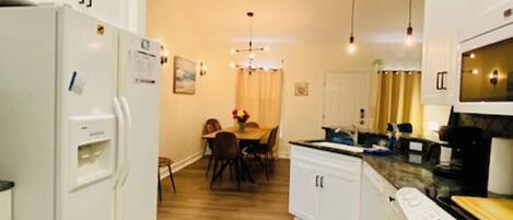 Kylskåp, mikrovågsugn, ugn och spishäll