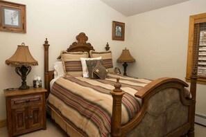 4 habitaciones, tabla de planchar con plancha, wifi y ropa de cama 