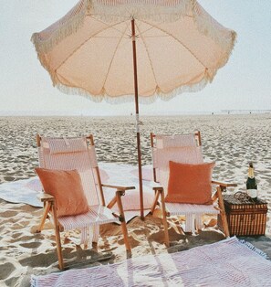 Aurinkotuoleja, rantapyyhkeitä