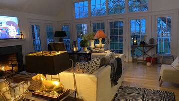 Smart TV, fireplace, DVD player, stereo