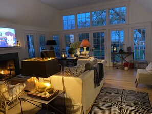 Smart TV, fireplace, DVD player, stereo