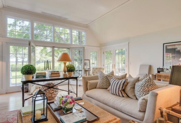 Älytelevisio, takka, DVD-soitin, stereot