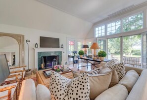 Älytelevisio, takka, DVD-soitin, stereot