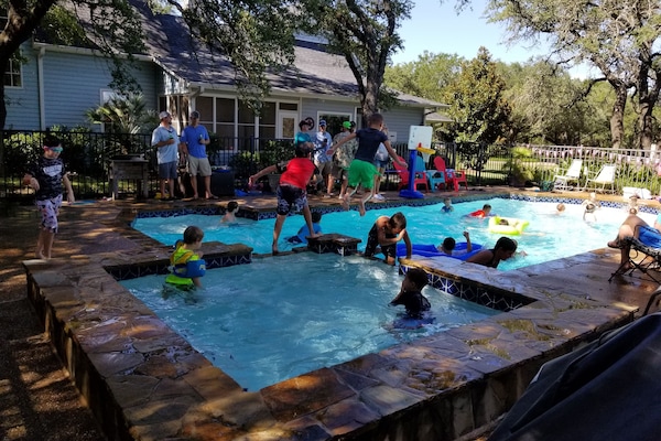 Una piscina al aire libre