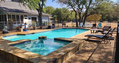 Beautiful Country Home Minutes from Magnolia & Baylor Pool HotTub River Front