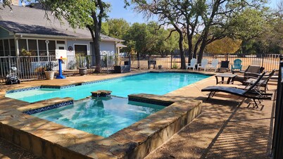 Beautiful Country Home Minutes from Magnolia & Baylor Pool HotTub River Front