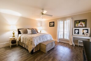 6 bedrooms, desk, iron/ironing board, WiFi