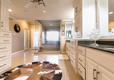 Beautiful Country Home Minutes from Magnolia & Baylor Pool HotTub River Front