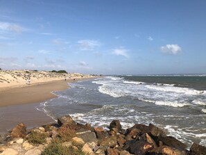 Vlak bij het strand, ligstoelen