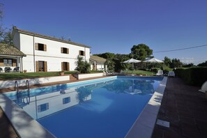 Una piscina al aire libre