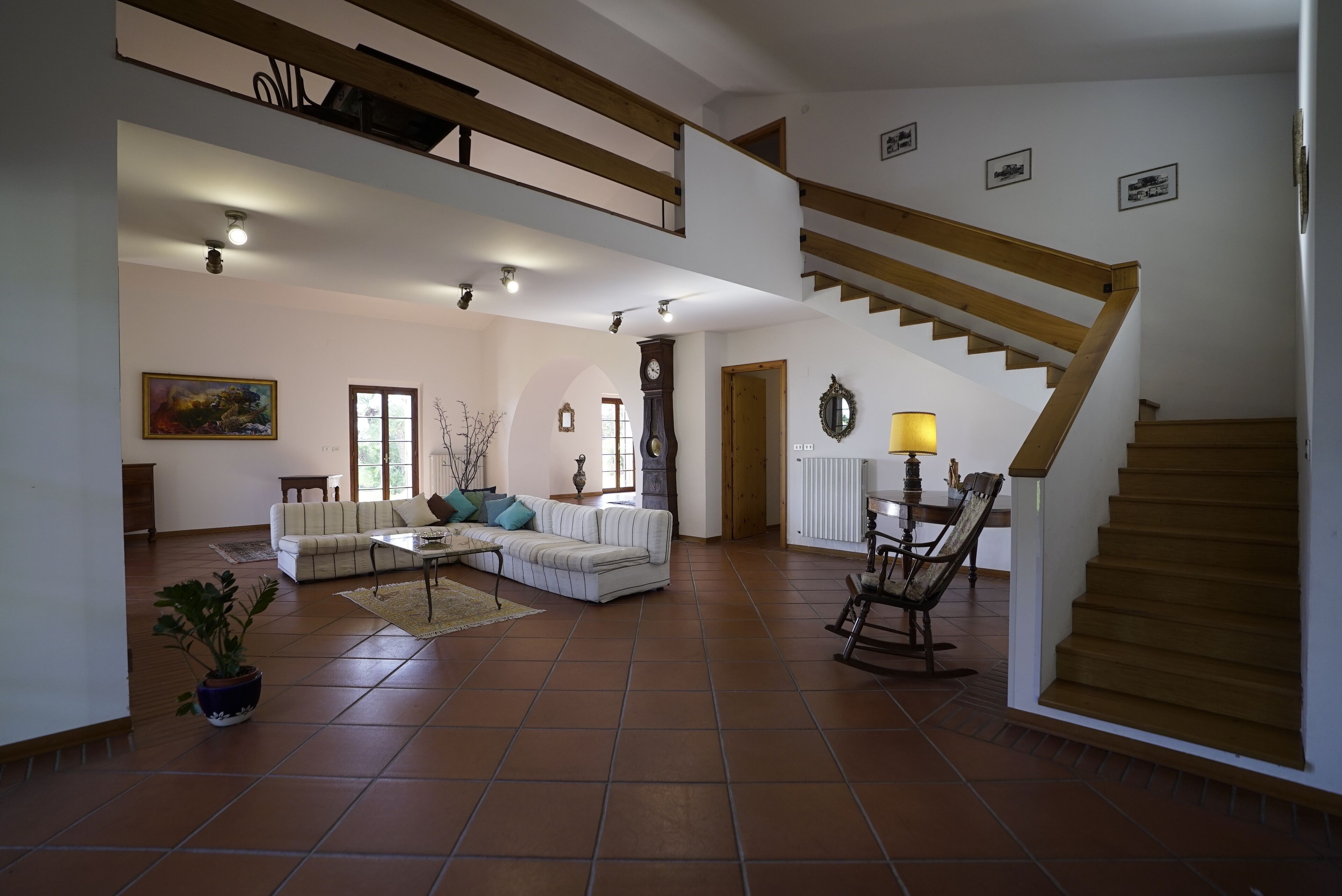 Fernseher, Kamin, Bücher, Arbeitsbereiche