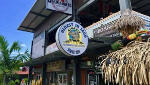 Un edificio con varios carteles, incluyendo 'World Famous Cheerleaders' y 'Oldest in Jac'.