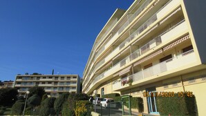 Un hotel de varios pisos con balcones y un cielo azul despejado.