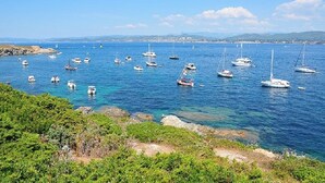 Una marina costera con diversos barcos y yates anclados en aguas tranquilas.