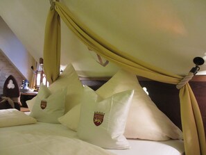 Minibar, in-room safe, desk, blackout curtains - Mittelalterhotel-Gästehaus Rauchfang (Meersburg)