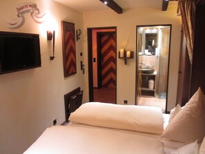 Minibar, in-room safe, desk, blackout curtains - Mittelalterhotel-Gästehaus Rauchfang (Meersburg)
